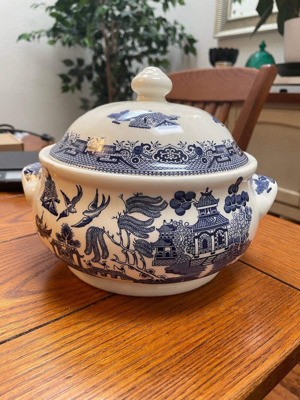 Churchill Blue Willow Covered Vegetable Serving Bowl Tureen Staffordshire Englan